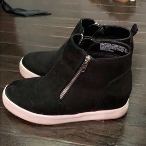 Black wedge sneakers